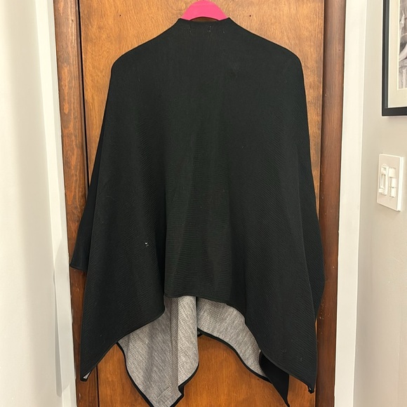 Calvin Klein Asymmetrical Cape Poncho Wrap Scarf, Reversible Black/Grey, One Sz - Picture 5 of 6